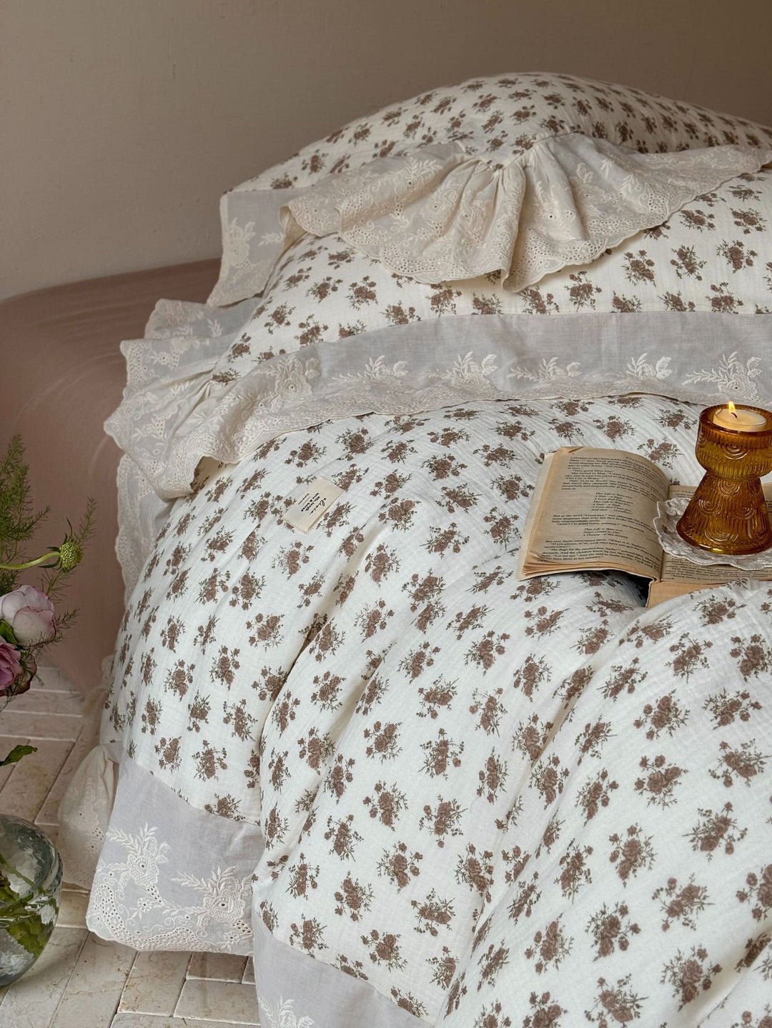 Pillowcase with lace ruffle and romantic heart flower print