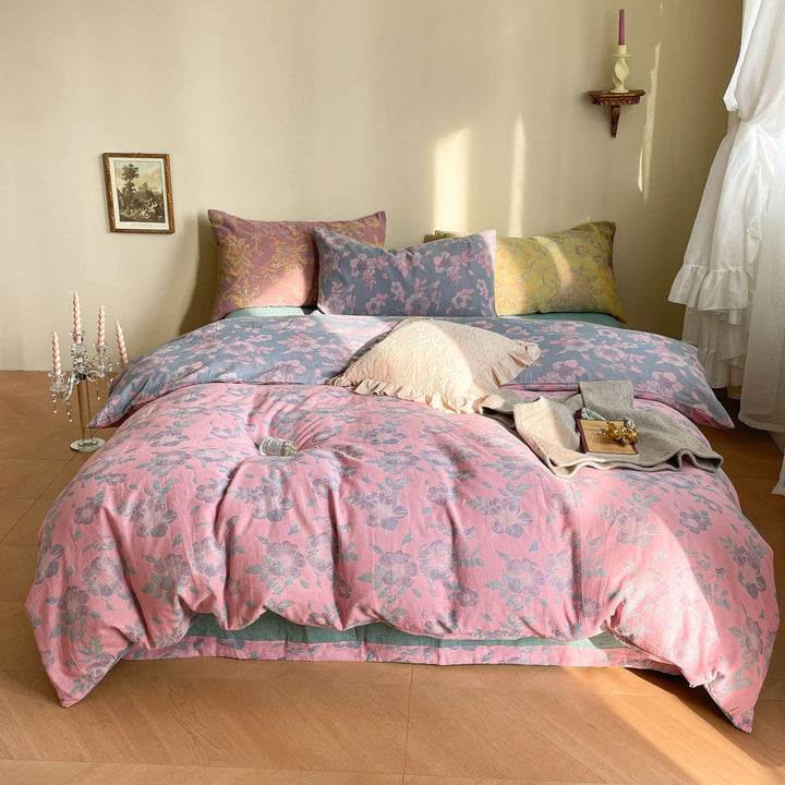 Reversible bedding set made of cotton-linen with delicate floral print and quilted blanket