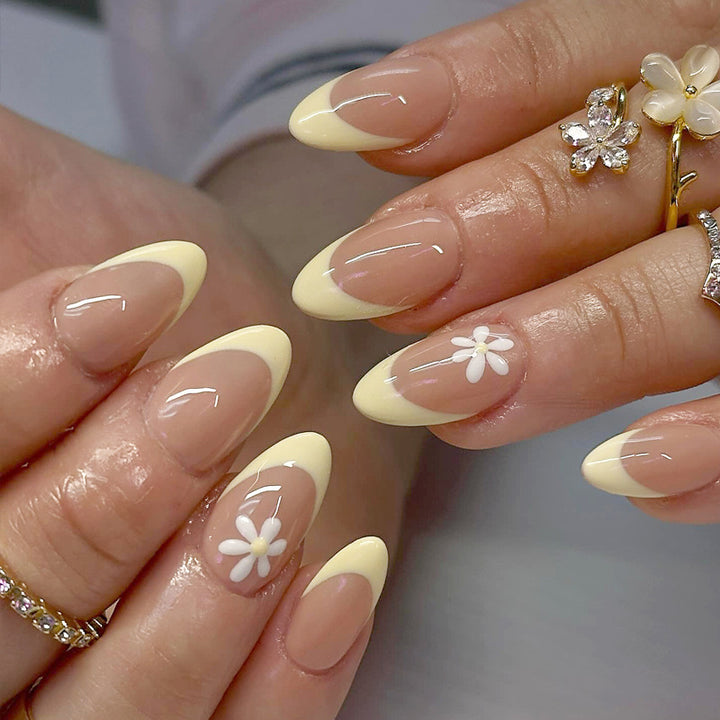 Elegant Almond-Shaped Nail Art Kalsten
