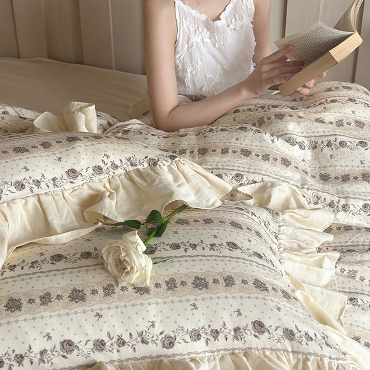 Bedding set made of cotton with ruffles and vintage floral pattern