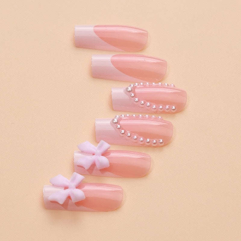 Artificial nails with delicate flower and pearl embellishments Kalsten