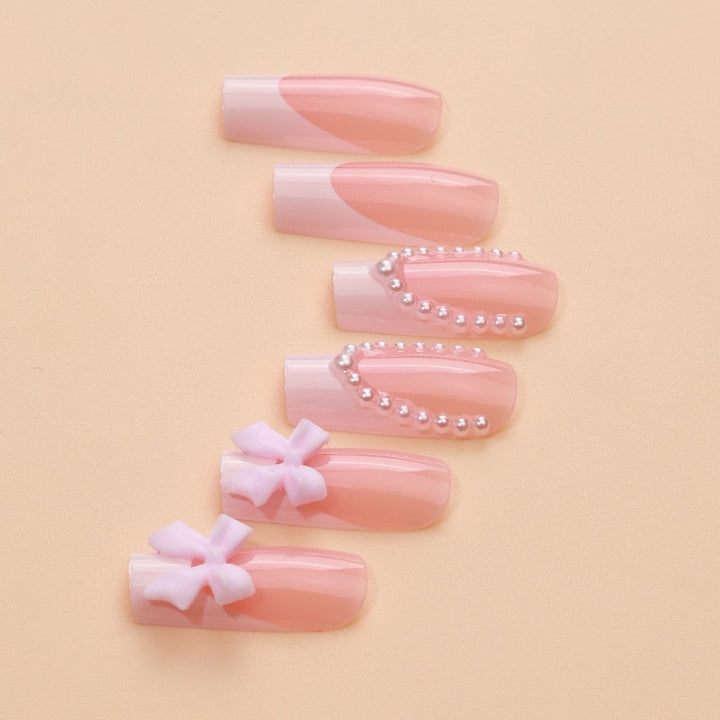 Artificial nails with delicate flower and pearl embellishments Kalsten