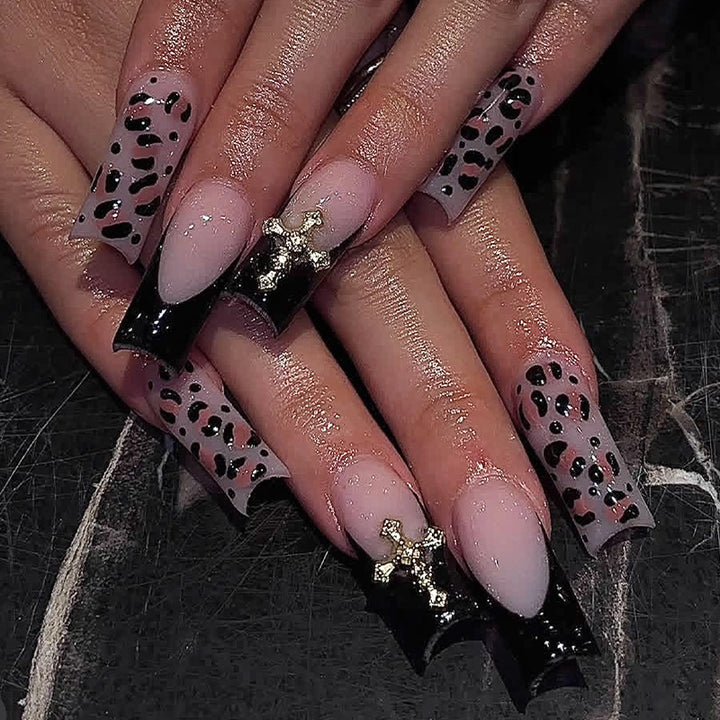 Artificial nail set with aesthetic accents and elegant designs Kalsten