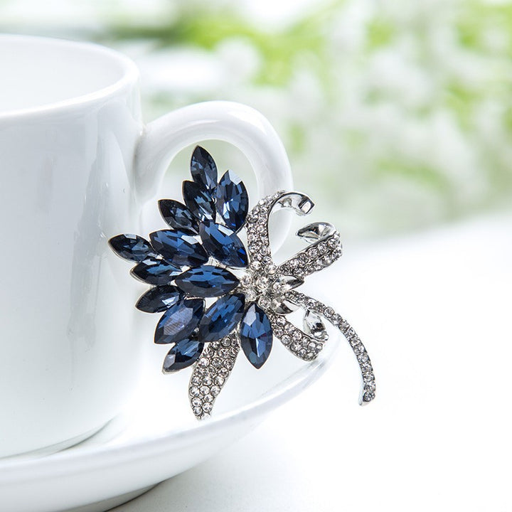 Sparkling brooch with floral design Kalsten