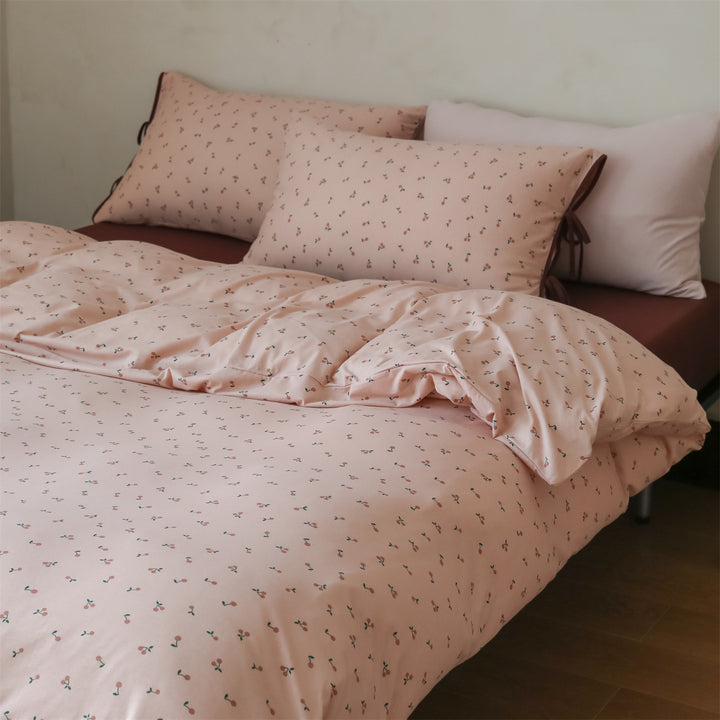 Bedding set made of cotton satin with small cherry print and pillow ties