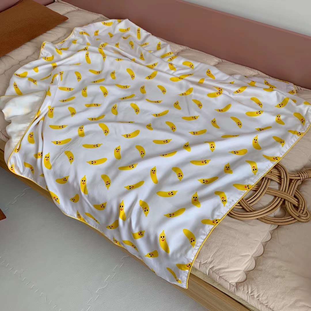 Cozy baby/kids blanket made of soft microfiber with cheerful banana print