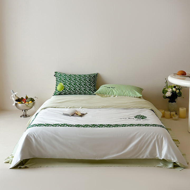 Bedding set made of high-quality cotton satin with decorative border and reversible function
