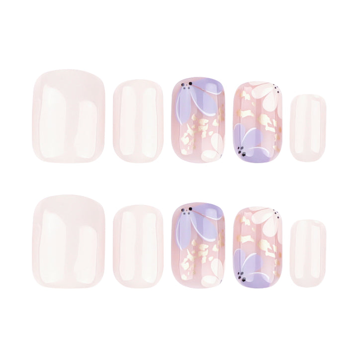 Artful nail design with floral details Kalsten