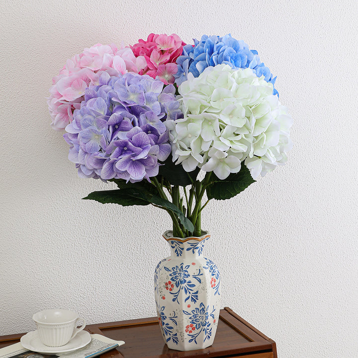 Artificial hydrangea bouquet with detail-loving flowers
