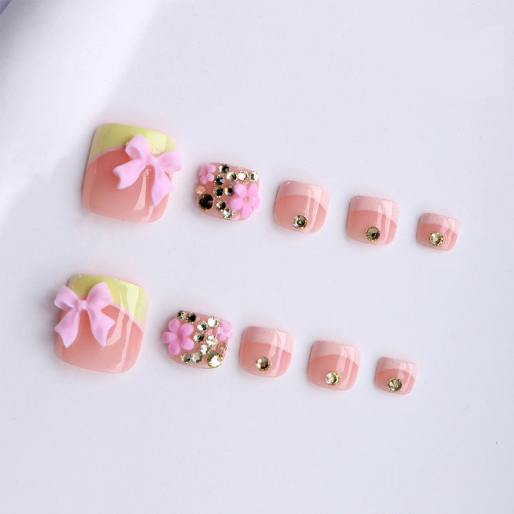 Artful toenails with elegant 3D decorations Kalsten