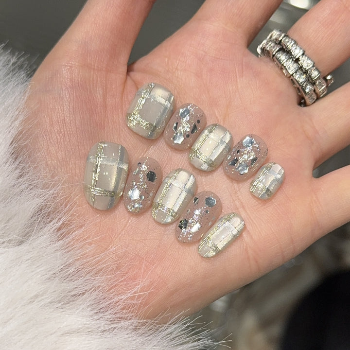 Glamorous artificial nail tips with metallic detail Kalsten