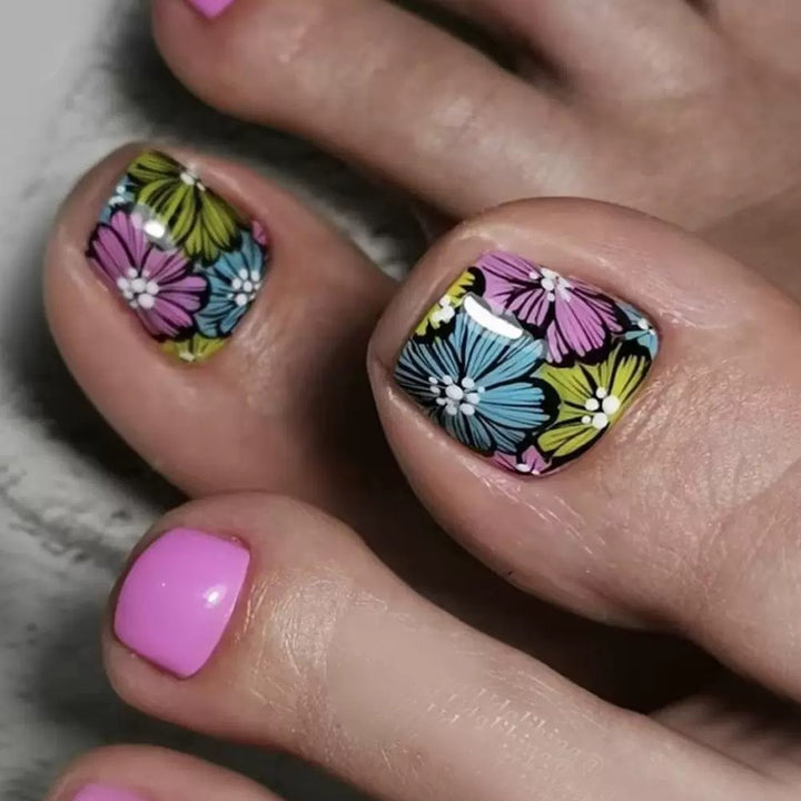 Nail art with colorful flower pattern Kalsten