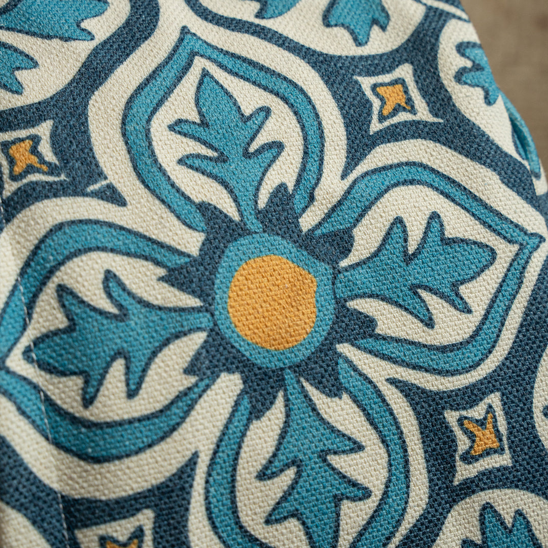 Round seat pouf with woven jacquard structure and practical carrying handle Kalsten
