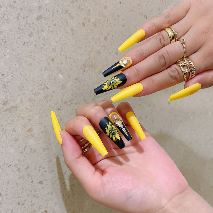 Artificial nail set with glamorous 3D decorations and detailed flower illustration Kalsten
