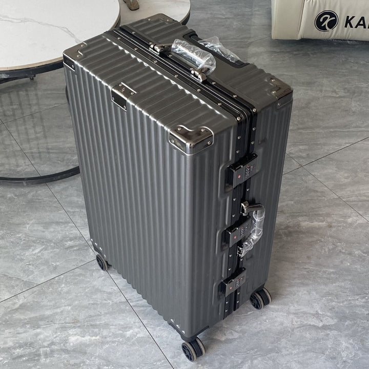 Hard-shell suitcase with integrated combination lock and silent wheels Kalsten