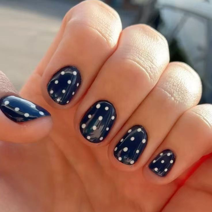 Nail set with stylish dots Kalsten