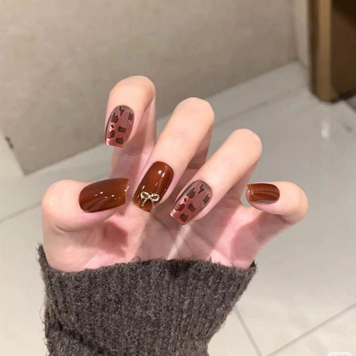 Nail set with elegant leopard pattern and luxurious accents Kalsten
