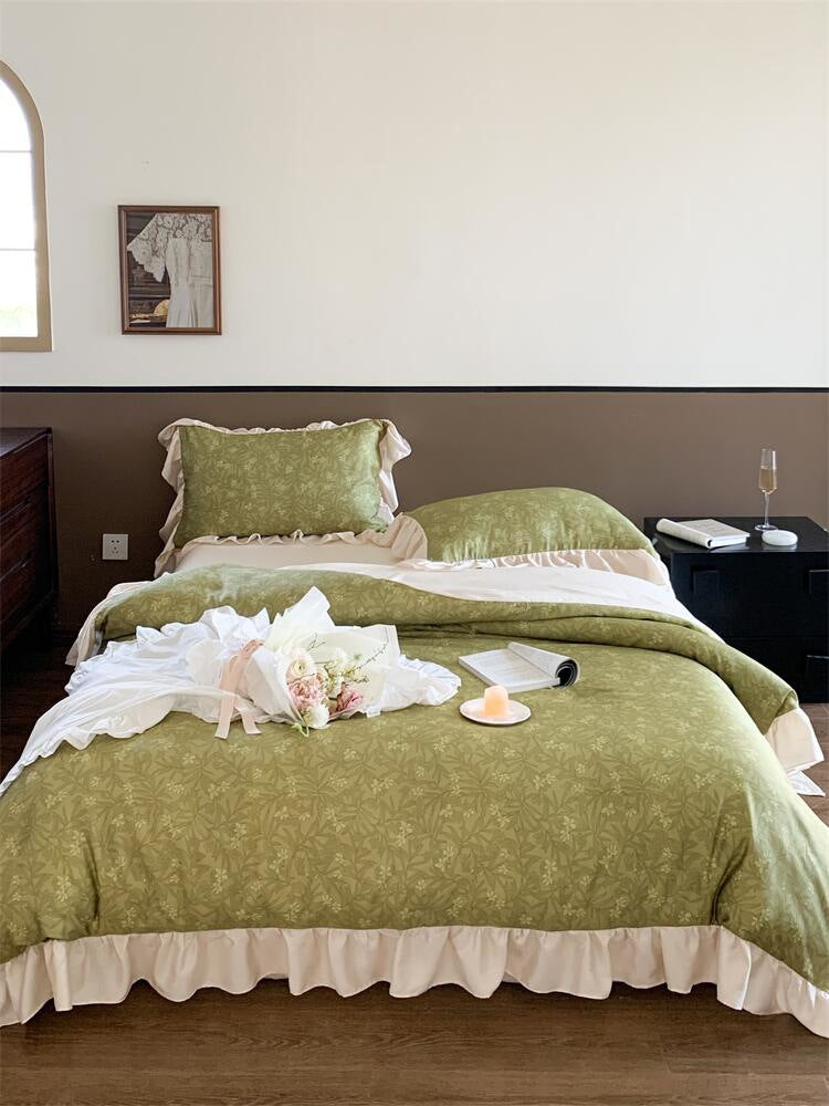 Romantic ruffled bed set made of cotton percale with floral jacquard print
