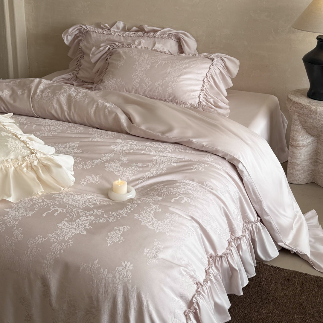 Luxurious bedding set with ruffles and jacquard pattern