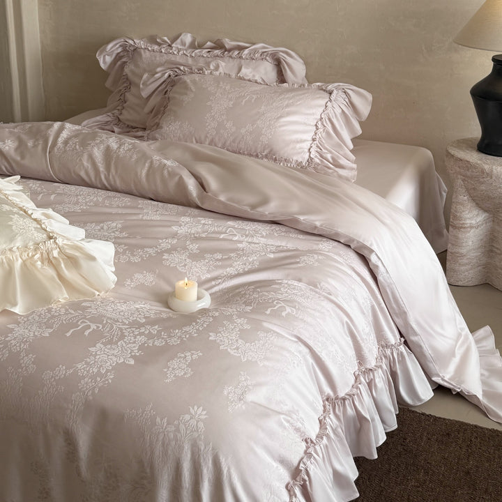 Luxurious bedding set with ruffles and jacquard pattern