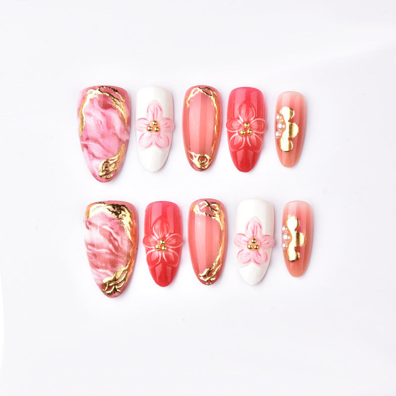 Artful nail tips with a floral touch Kalsten