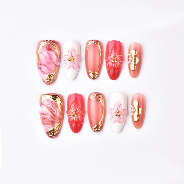Artful nail tips with a floral touch Kalsten