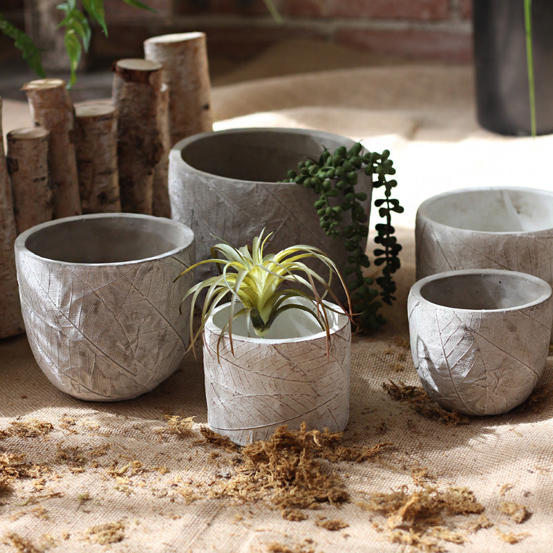 Decorative plant container made of handmade ceramic with leaf pattern Kalsten