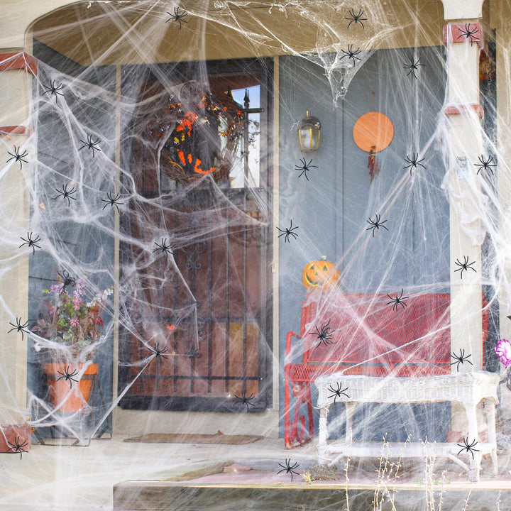 Halloween decoration set with stretchable artificial cobwebs and decorative spiders
