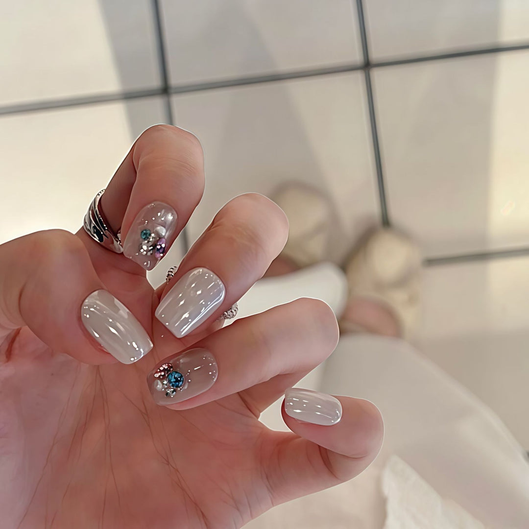 Artificial nails with elegant jewelry accents Kalsten