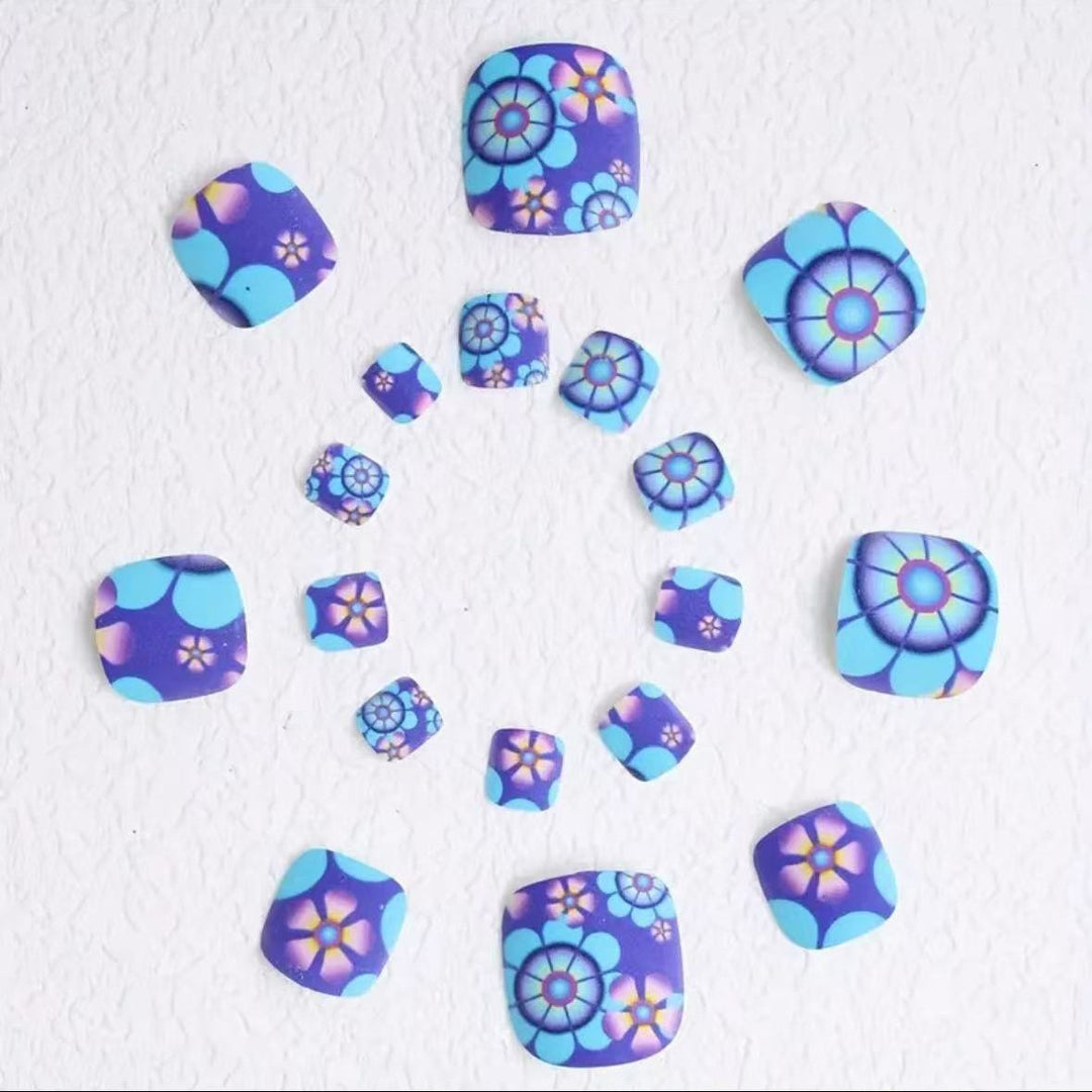 Nail art set with floral designs and matte finish Kalsten