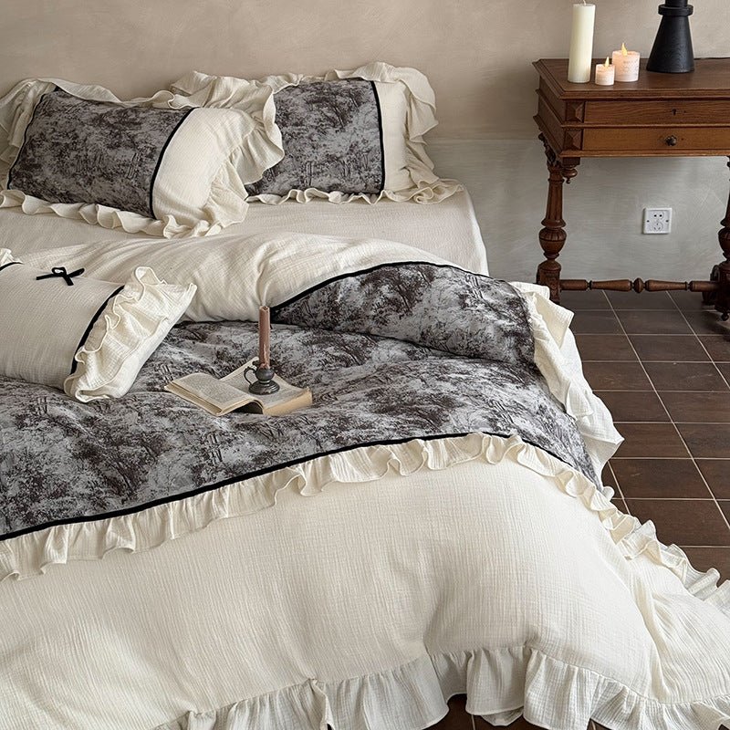 Bedding set made of cotton gauze with lush ruffle, velvet applique, and contrast piping