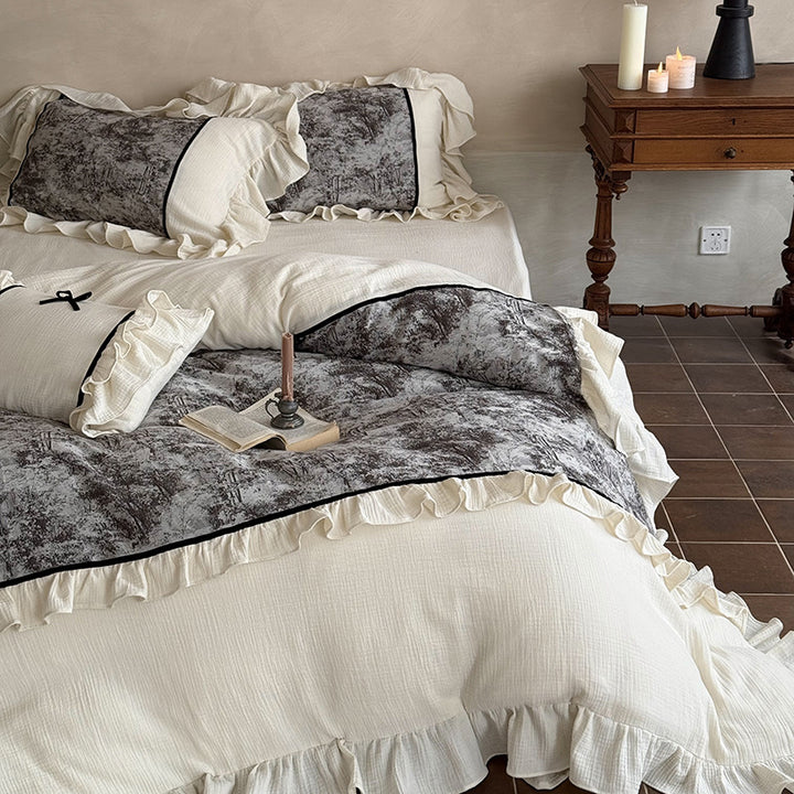 Bedding set made of cotton gauze with lush ruffle, velvet applique, and contrast piping