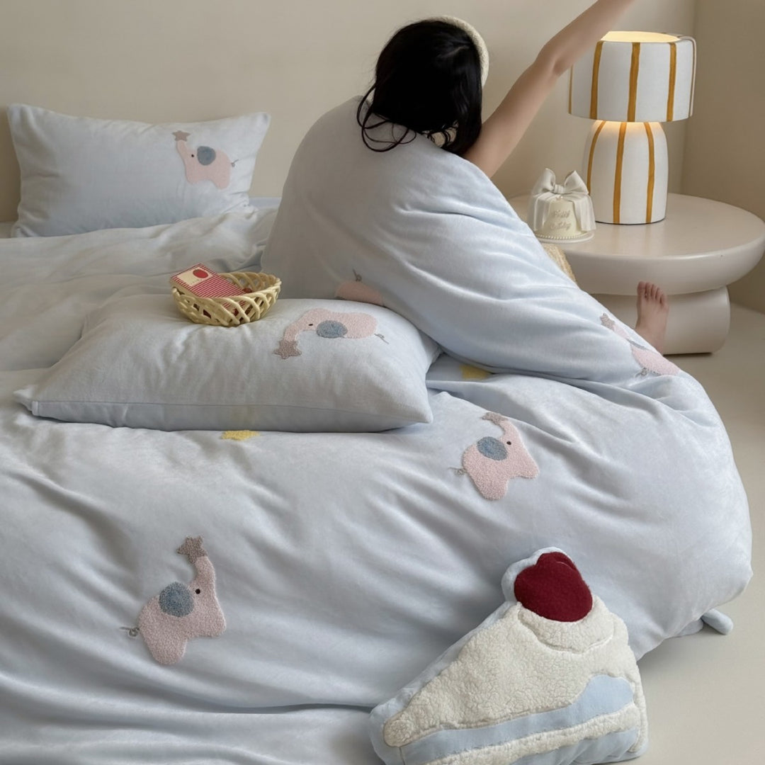 Children's bedding set made of fine cotton satin with applied elephant decorations and cozy quilt Kalsten
