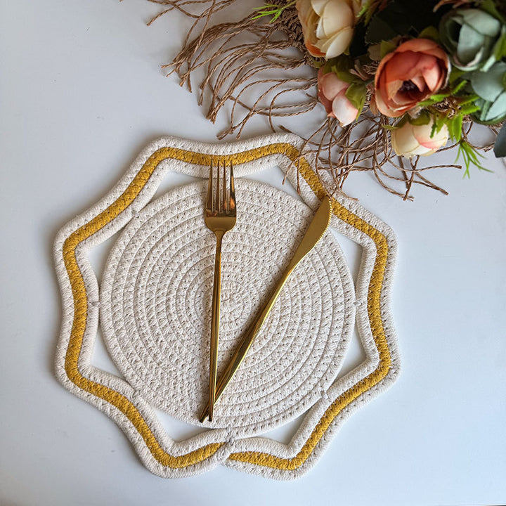 Braided cotton placemat with wavy edge and decorative contrast border