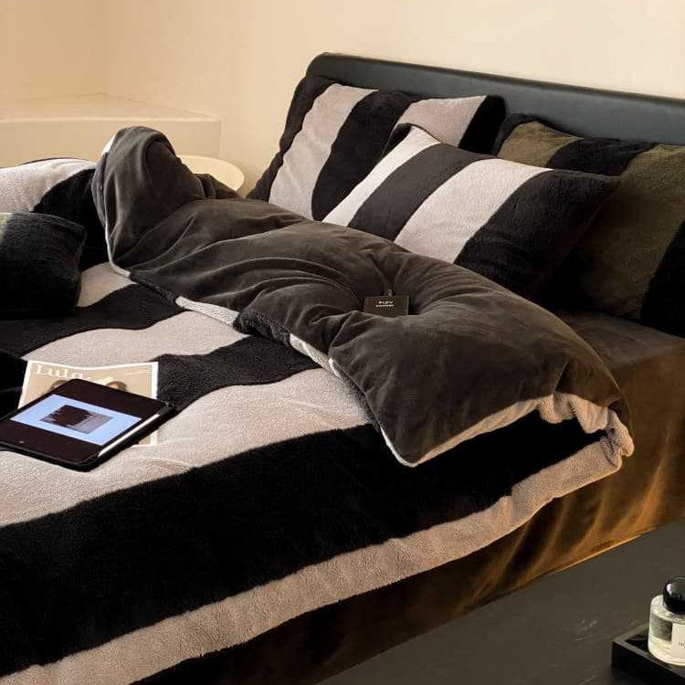 Cozy reversible daybed cover made of microfleece with wide stripes