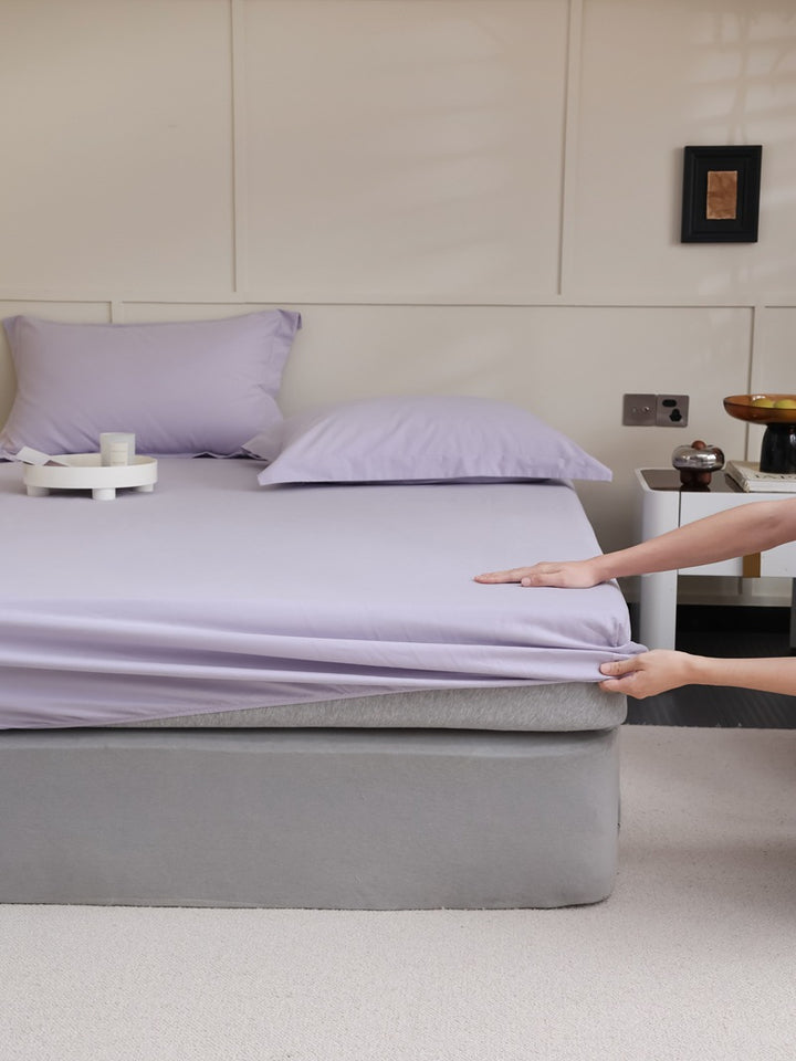 Fitted sheet made of cotton jersey with extra deep hem and elastic all-around rubber