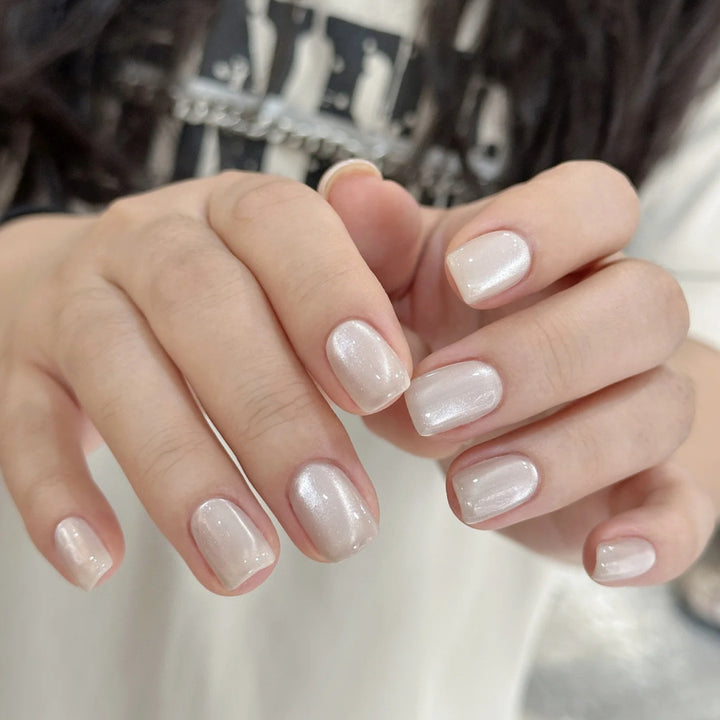 Artificial nail with luxurious pearlescent shine Kalsten