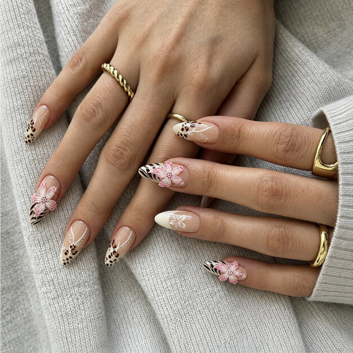 Artificial nails with floral design and elegant lace look Kalsten