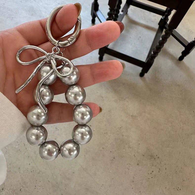 Elegant Pearl and Silver Keychain Holder Kalsten