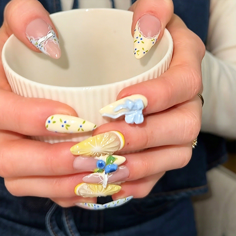 Artificial nails with playful floral design Kalsten