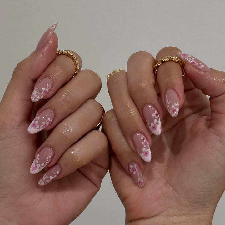 Artificial nails with delicate floral accents Kalsten