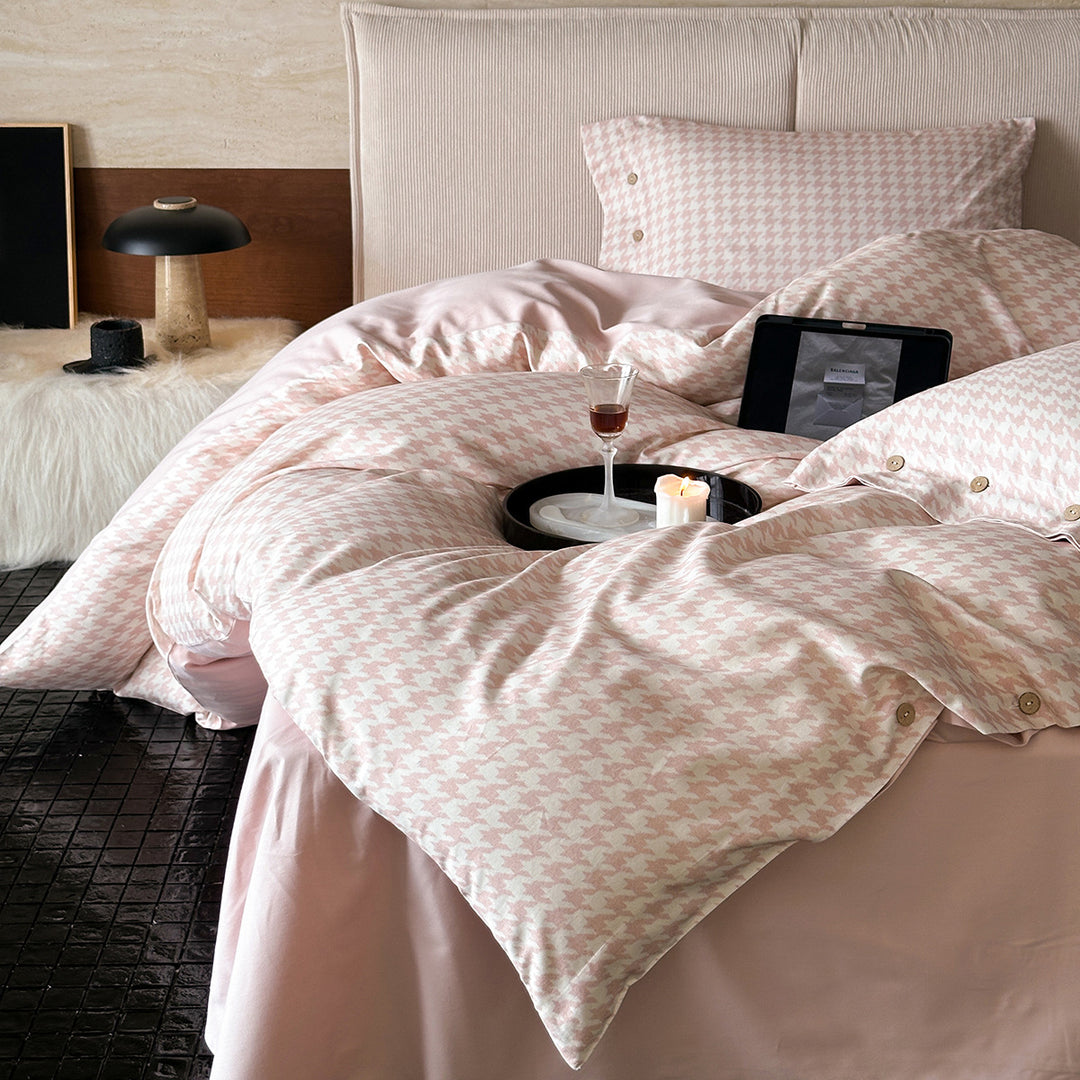 Houndstooth bedding set with reversible duvet cover and fine cotton blend