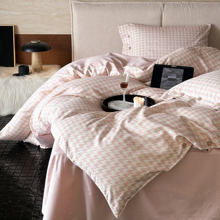 Houndstooth bedding set with reversible duvet cover and fine cotton blend