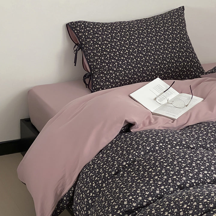 Reversible bedding set made of cotton satin with a fine floral allover, contrasted inside and decorative ribbons.