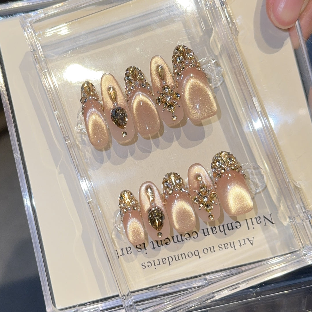 Glamorous artificial nails with glitter details Kalsten