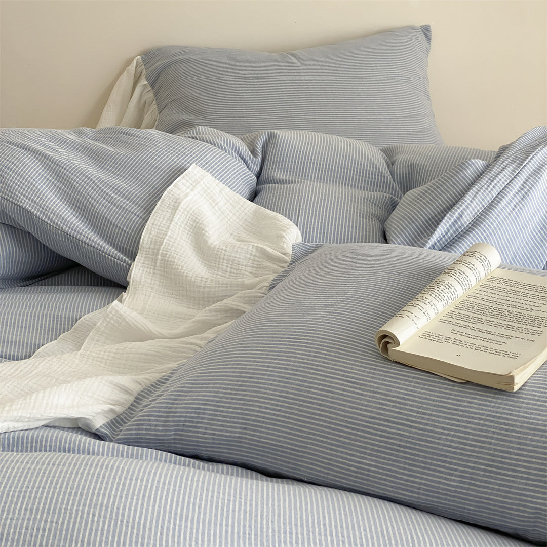 Bedding set made of cotton seersucker with fine pinstripes