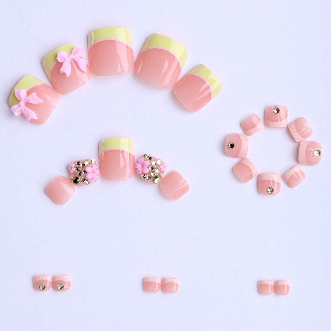 Artful toenails with elegant 3D decorations Kalsten