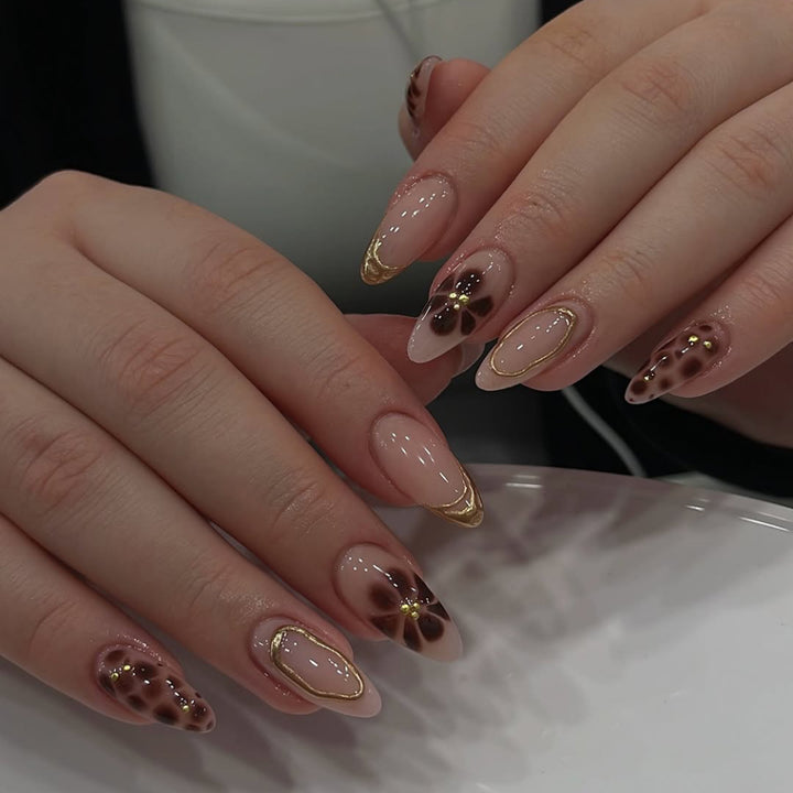 Elegant artificial nails with floral accents and gold details Kalsten