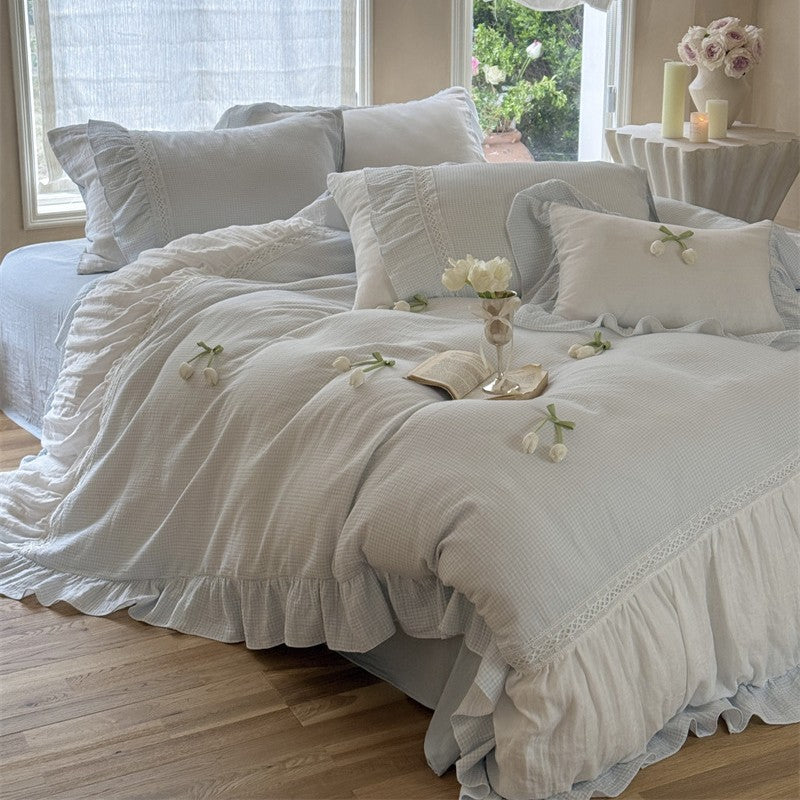 Ruffled bedding set made of cotton gauze with a fine waffle texture and lace edge