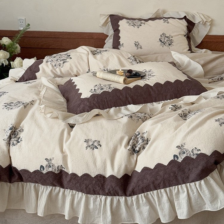 Bedding set made of cotton-linen with ruffled bed skirt and floral medallion prints